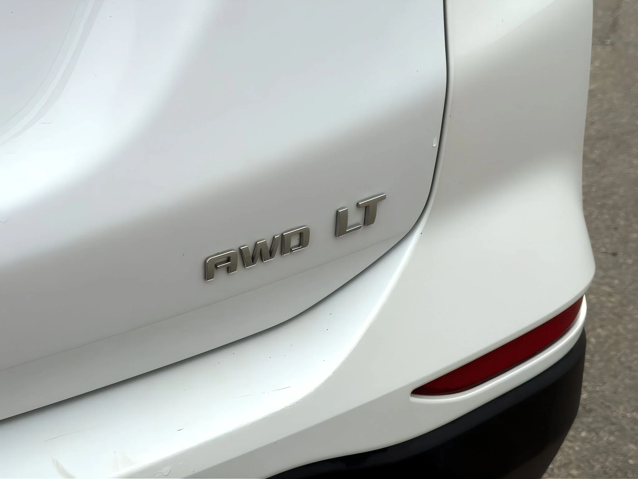 Used 2024 Summit White Chevrolet LT image 11