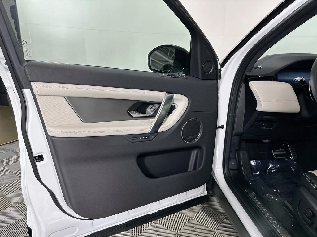 Used 2025  Land Rover SE image 22