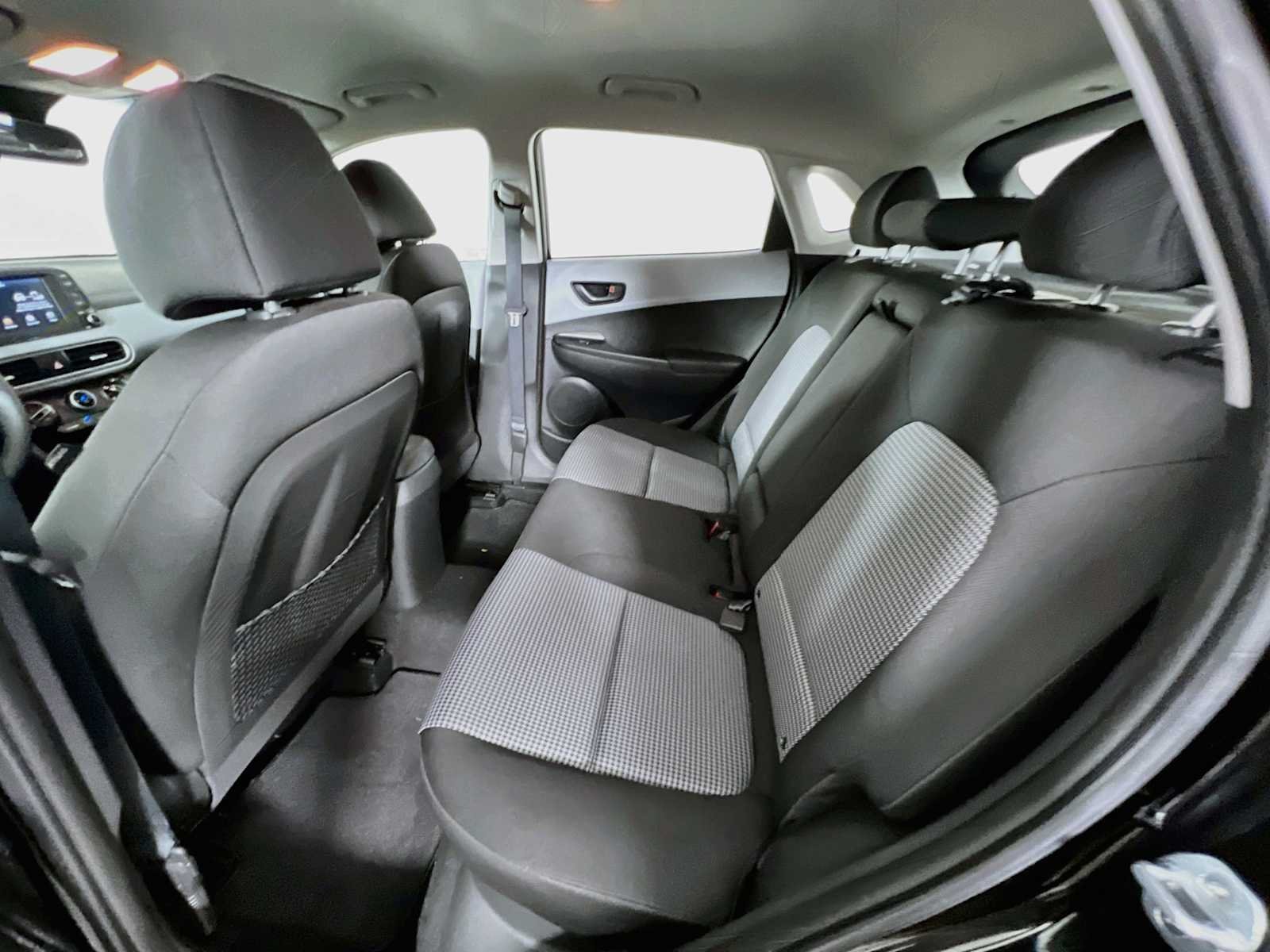 Used 2020 Ultra Black Hyundai SE image 25