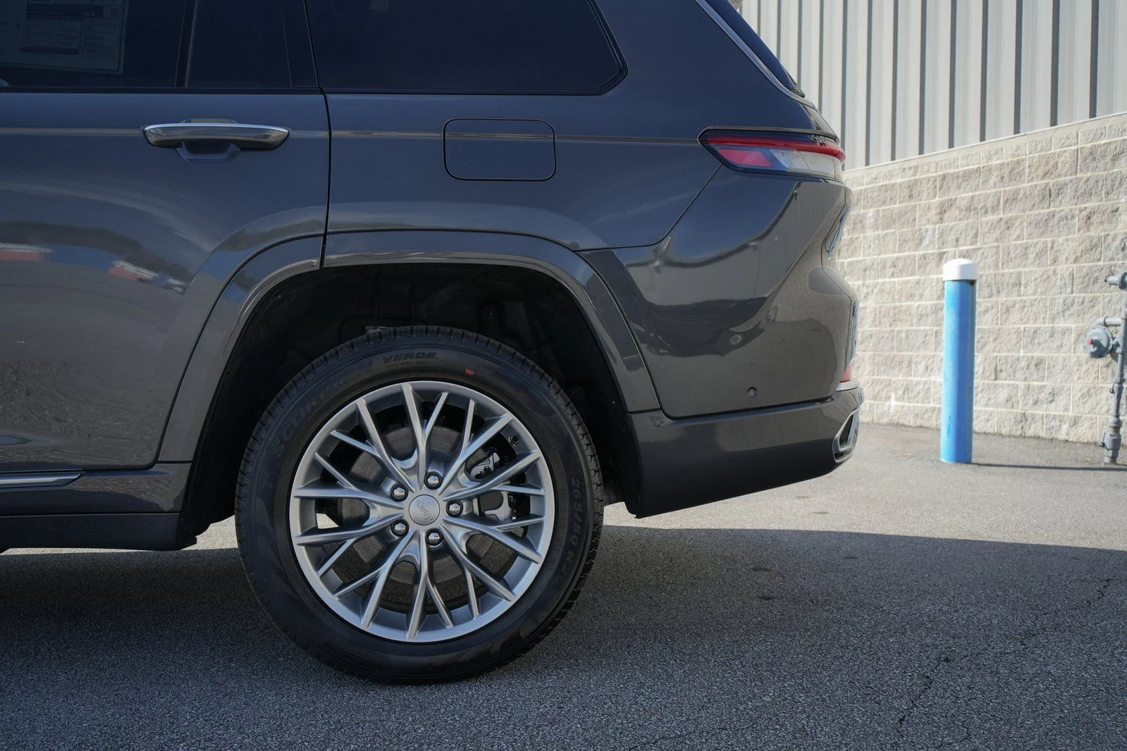 Used 2025 Gray Jeep Summit image 12