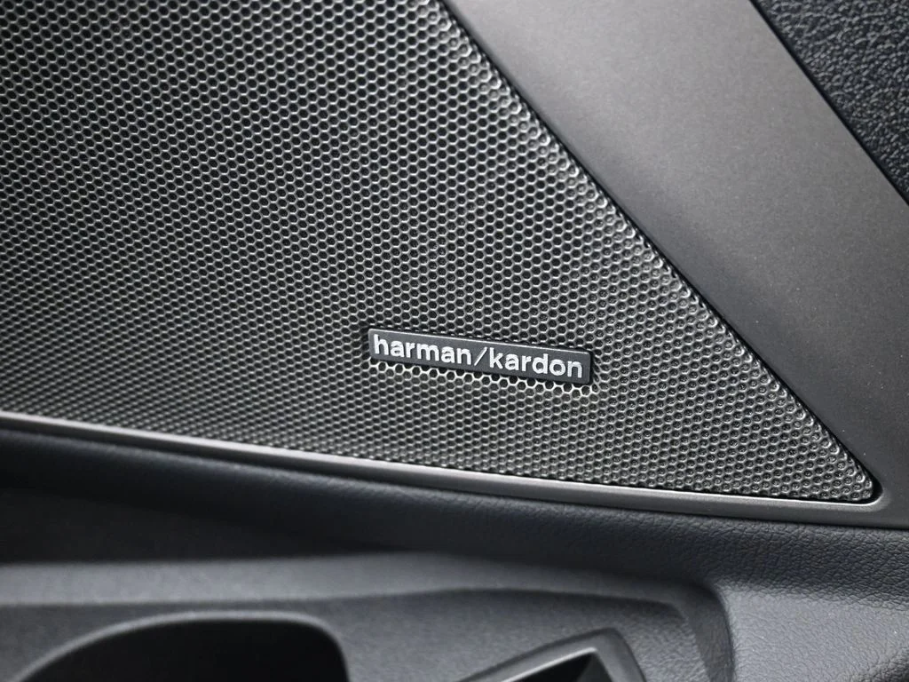 2025 BMW 3 Series 330i - Photo 11