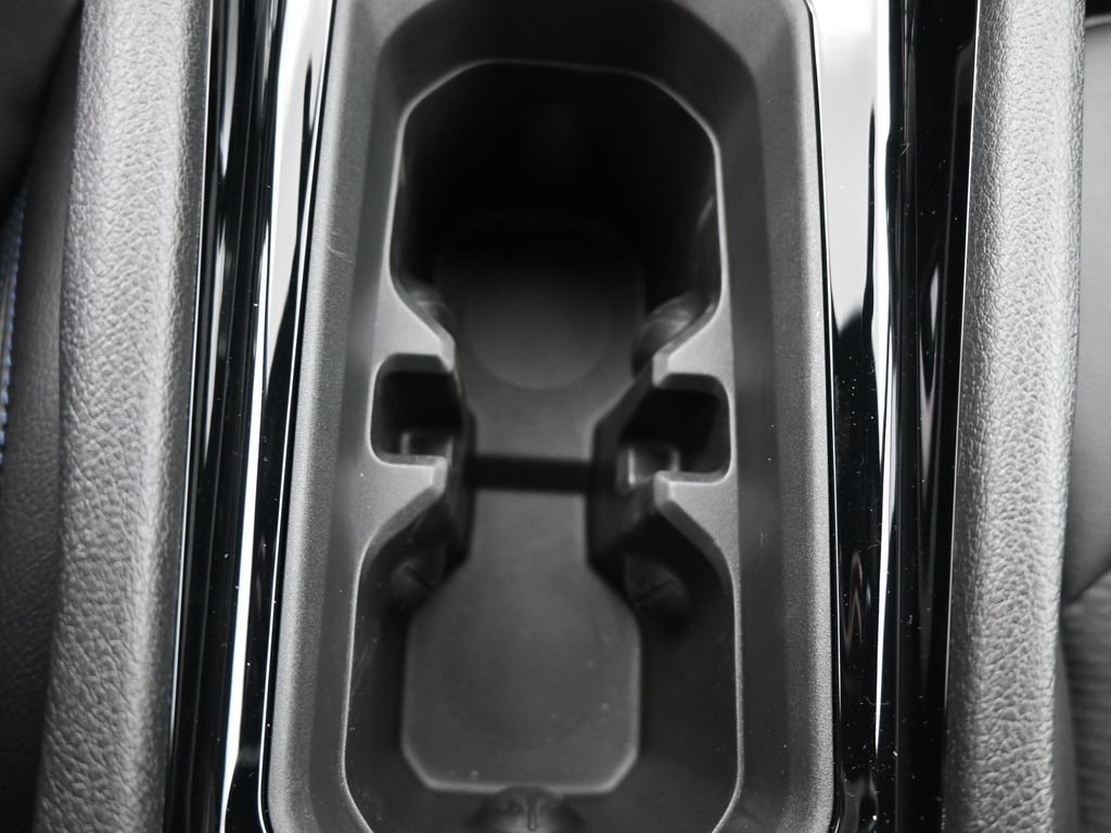 New 2026 Diamond Black Crystal Pearl-Coat Exterior Paint Jeep Latitude image 9