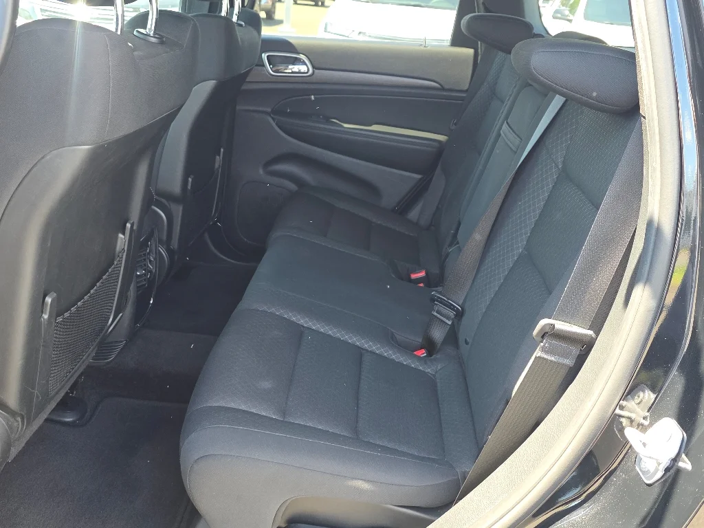Used 2018 Diamond Black Crystal Pearlcoat Jeep Laredo E image 28