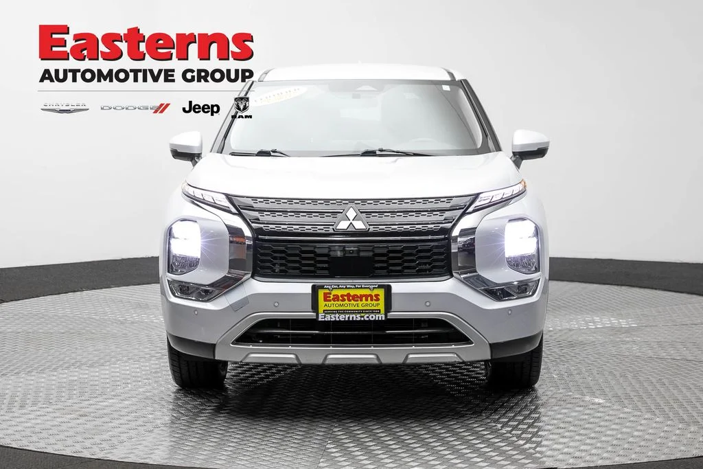Used 2022 White Mitsubishi SE image 2