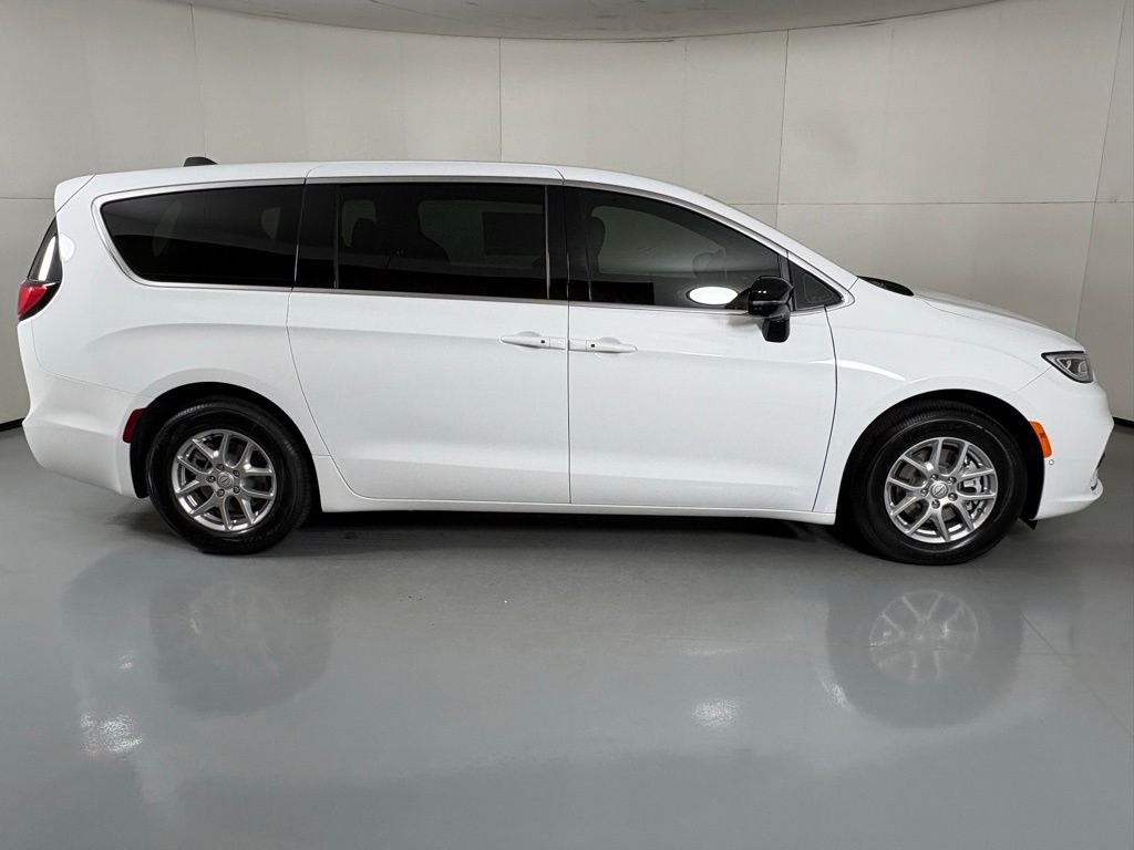 New 2026 Bright White Clear-Coat Exterior Paint Chrysler Select image 9