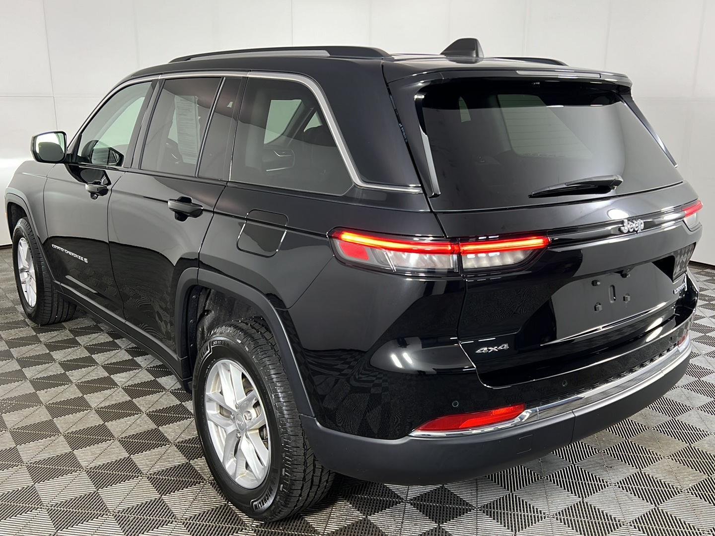Used 2023 Diamond Black Crystal Pearlcoat Jeep Laredo image 14