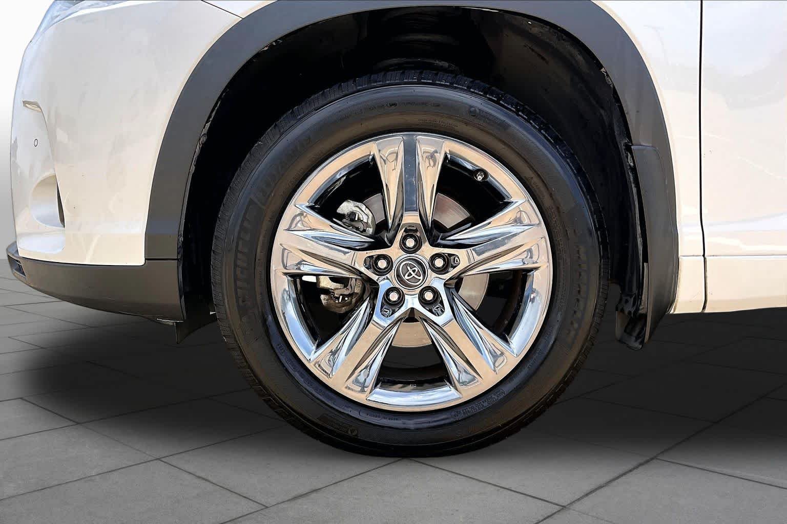 Used 2018 Blizzard Pearl Toyota Limited image 11
