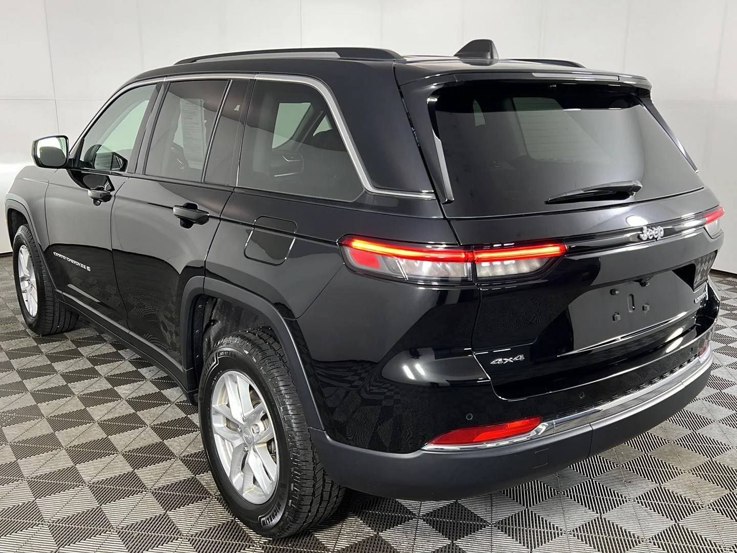 Used 2023 Diamond Black Crystal Pearlcoat Jeep Laredo image 14