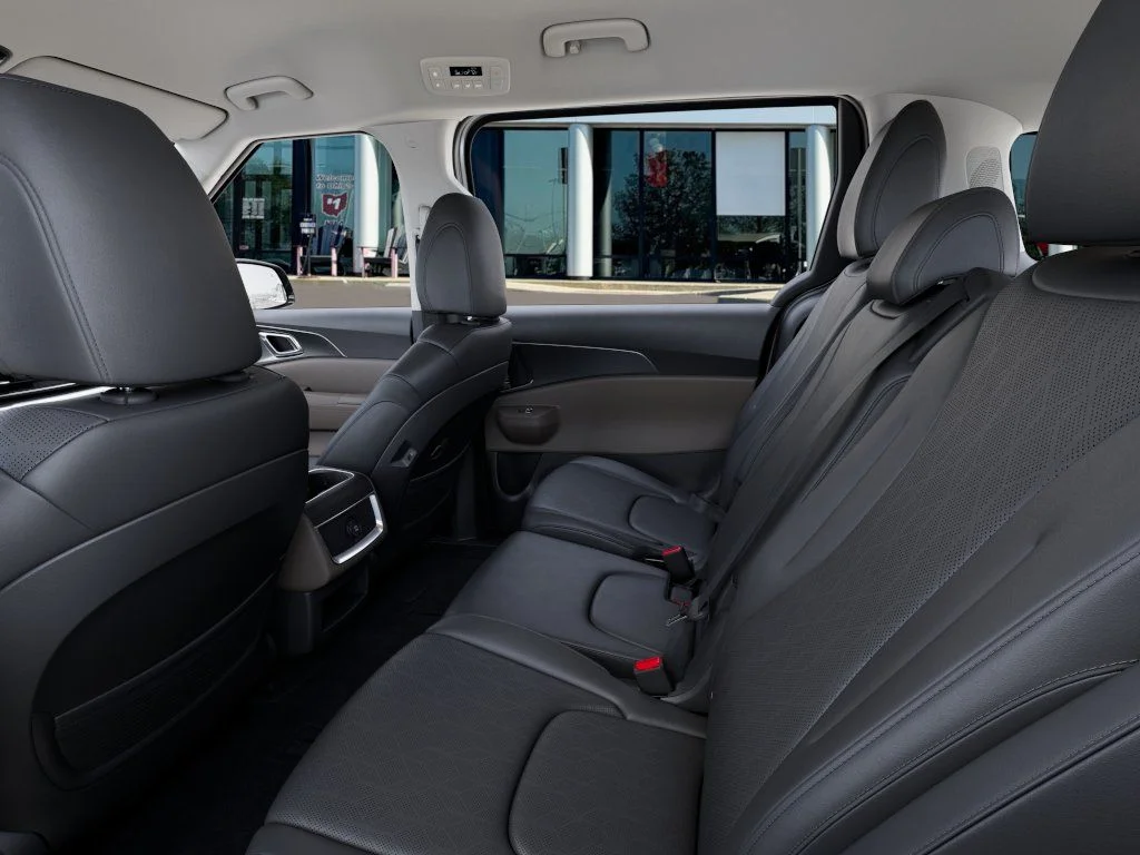 New 2027 Ceramic Silver Kia LXS image 18