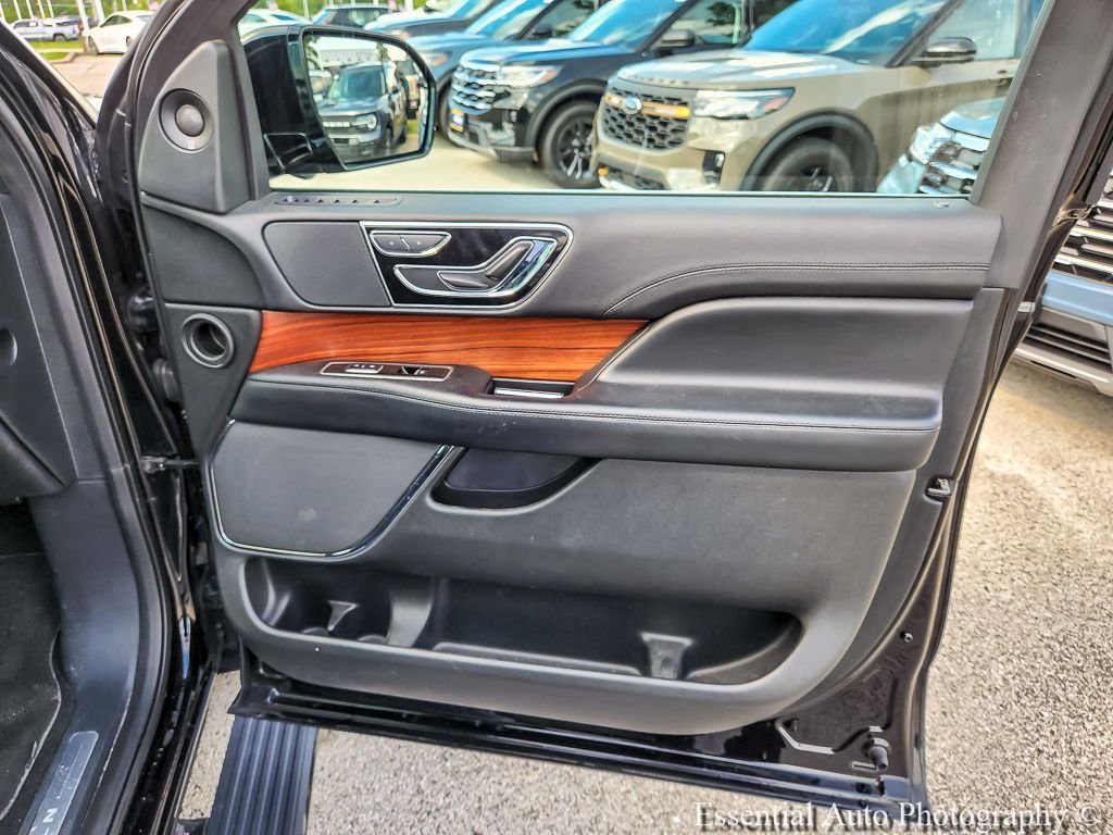 Used 2018 Velvet Lincoln Select image 31