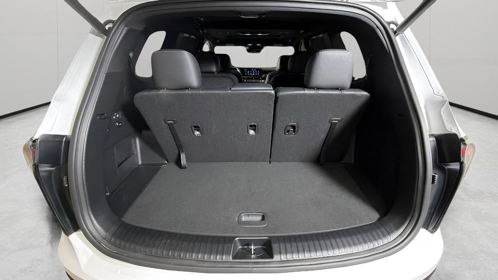 Used 2025 White Kia EX X-Line image 30