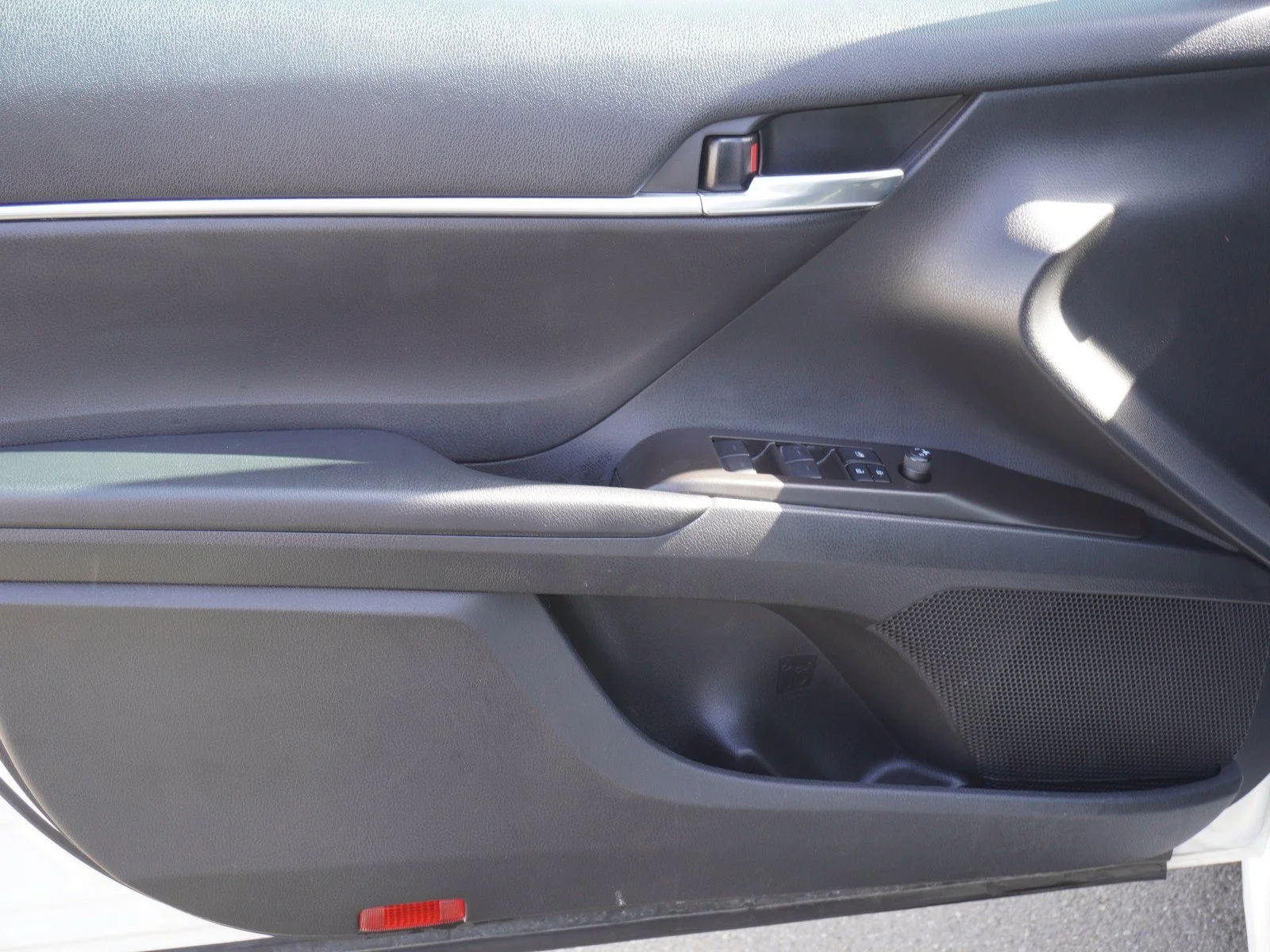 Used 2022 White Toyota SE image 17