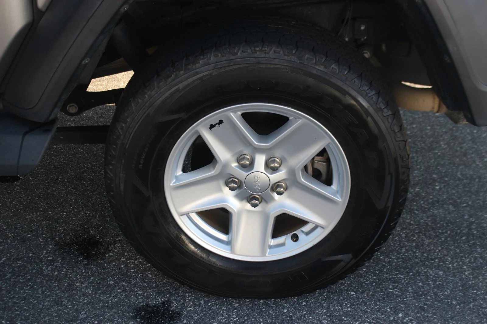 Used 2020 Silver Jeep Sport S image 34