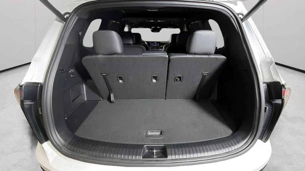 Used 2025 White Kia EX X-Line image 30
