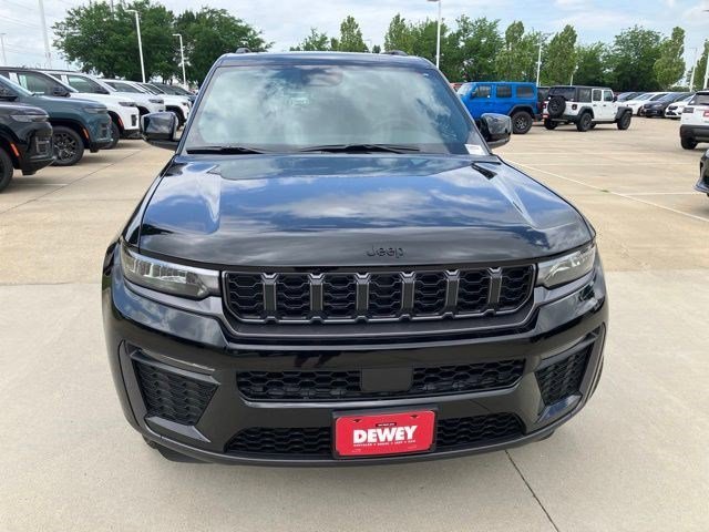 New 2026 Diamond Black Crystal Pearl-Coat Exterior Paint Jeep Limited image 2