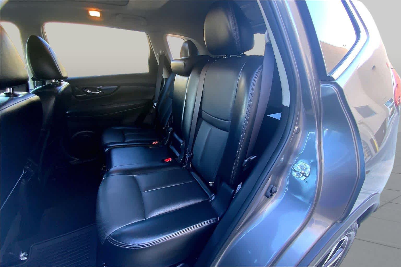 Used 2018 Gun Metallic Nissan SL image 21