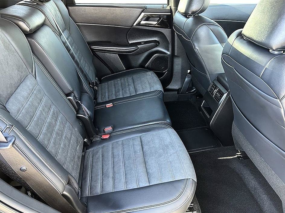 Used 2026 Moonrock Gray Nissan SL image 26