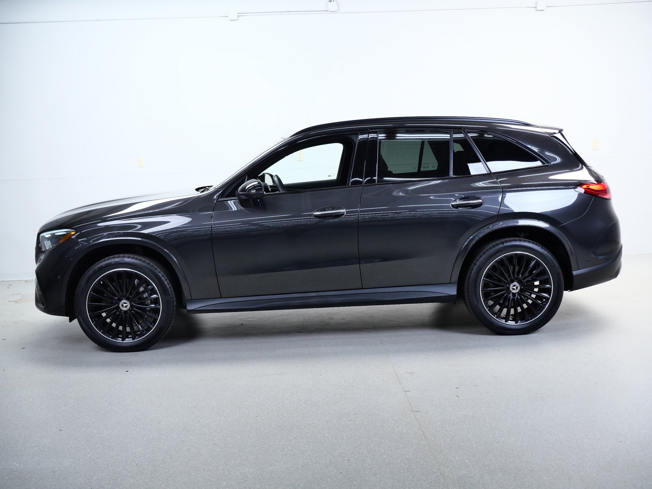 Used 2023 Graphite Grey Metallic Mercedes-Benz GLC 300 image 8