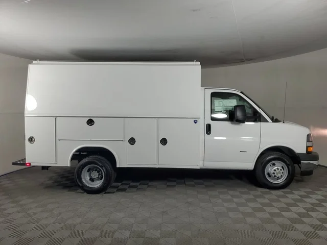 2026 Chevrolet Express Cutaway 3500 1WT