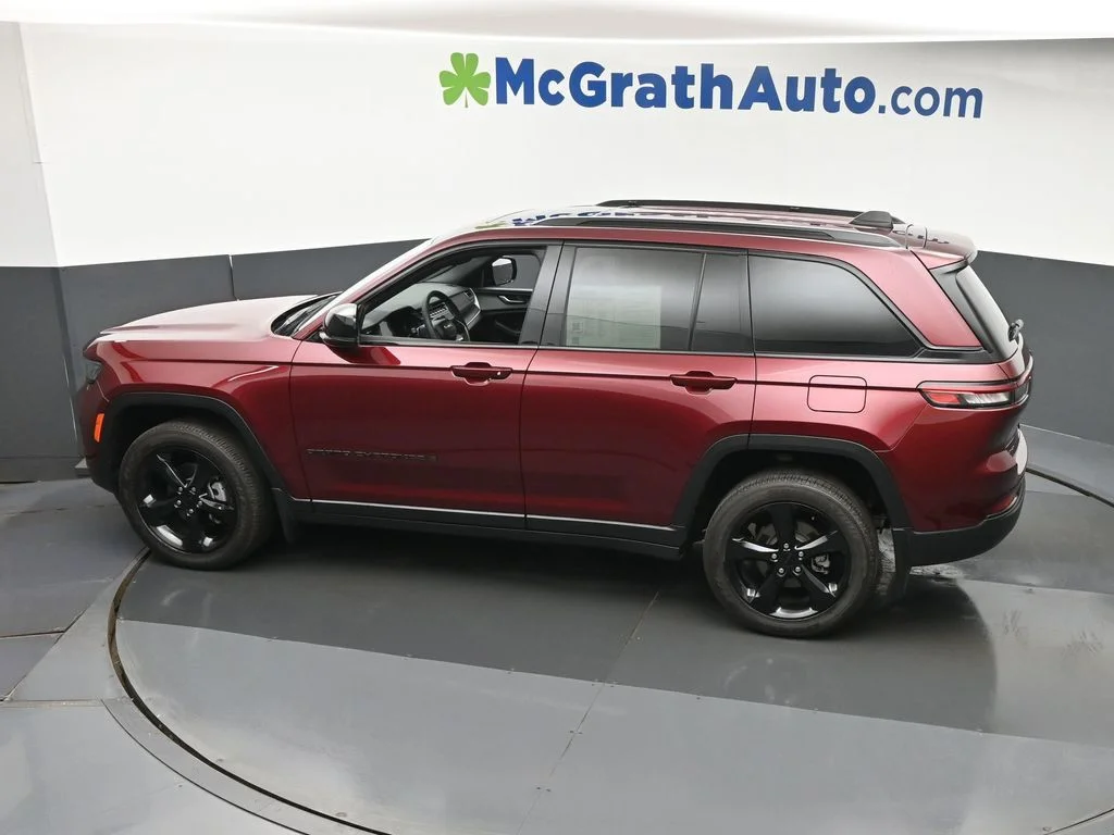 Used 2024 Red Jeep Altitude X image 23