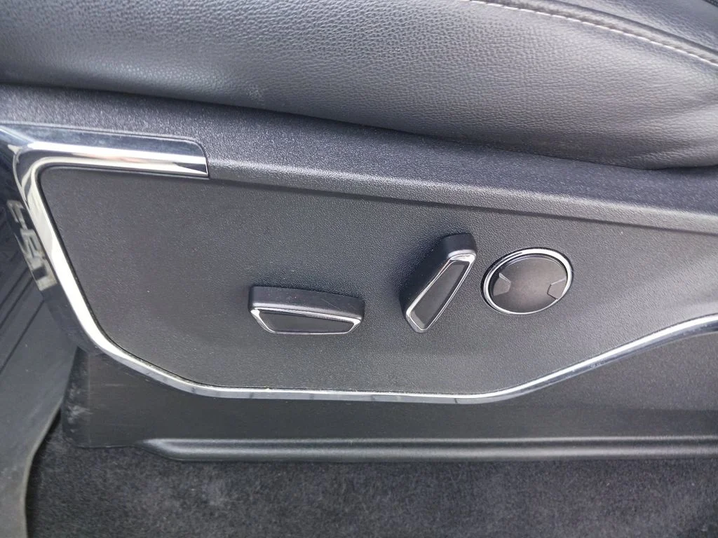 Used 2023 White Ford Lariat image 35