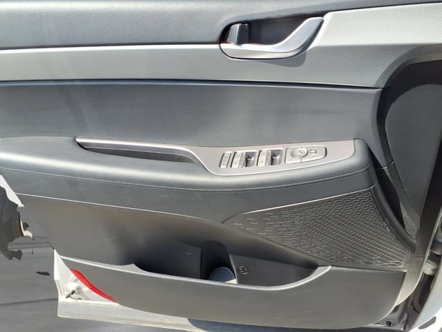 Used 2025  Hyundai SEL image 14