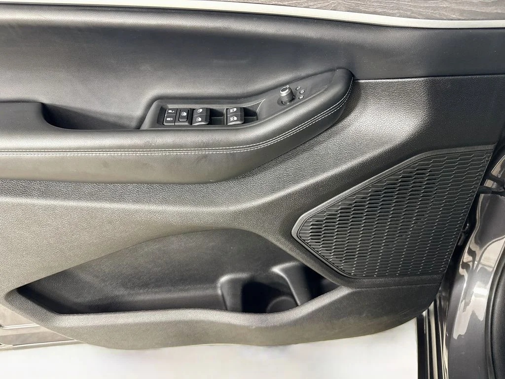 Used 2023 Gray Jeep Limited image 18