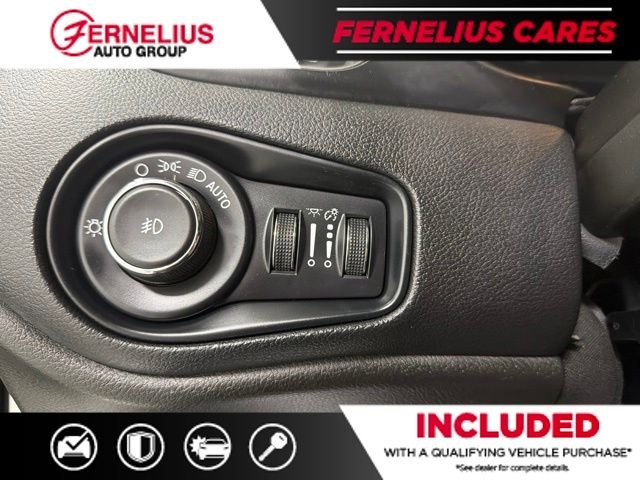 Used 2023 White Jeep Latitude image 31
