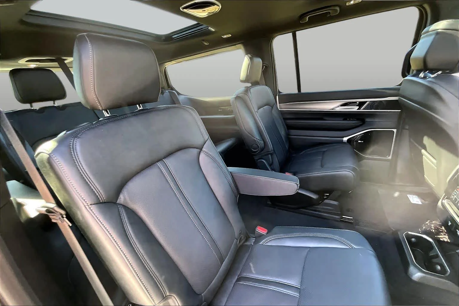 New 2026 Bright White Clear-Coat Exterior Paint Jeep Limited Altitude image 23