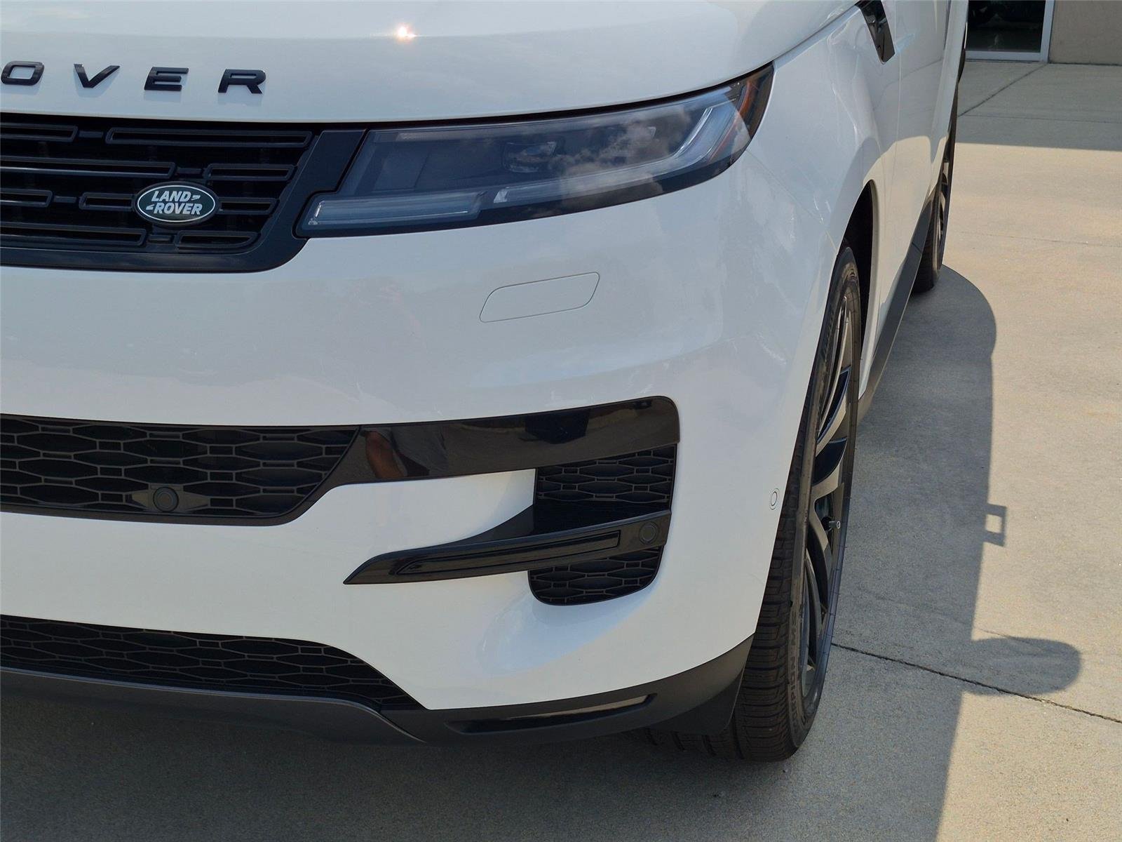New 2026 Fuji White Land Rover SE image 9