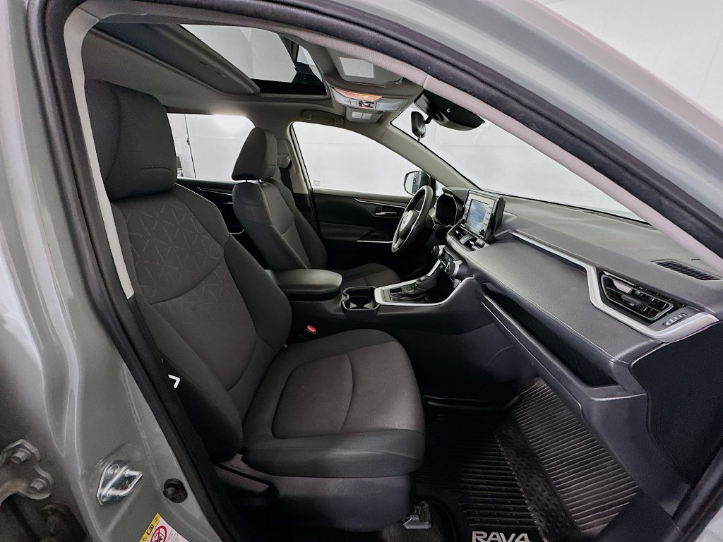 Used 2019  Toyota XLE image 28