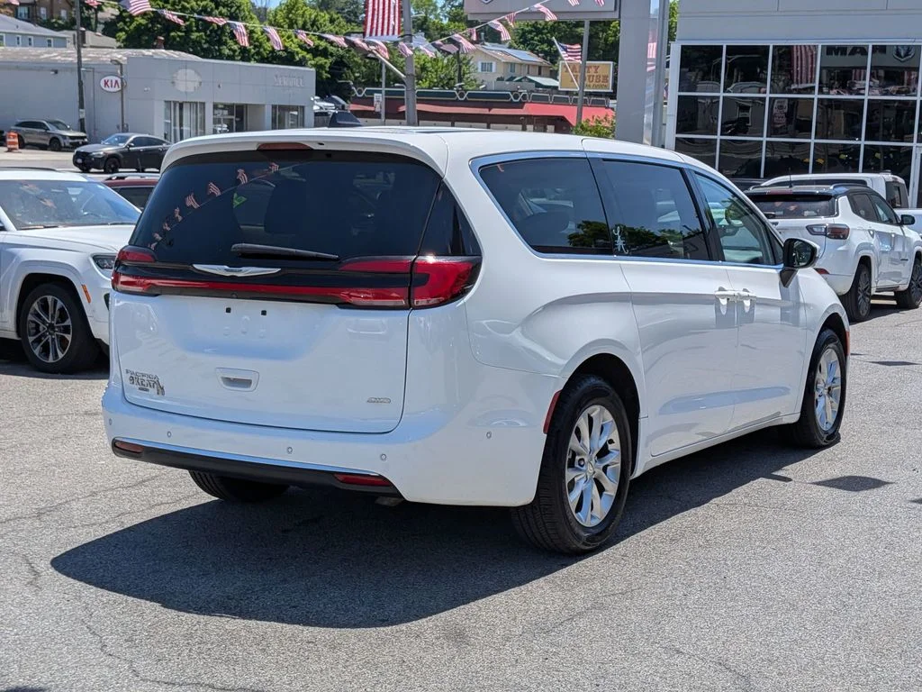 Used 2023 White Chrysler Touring L image 6