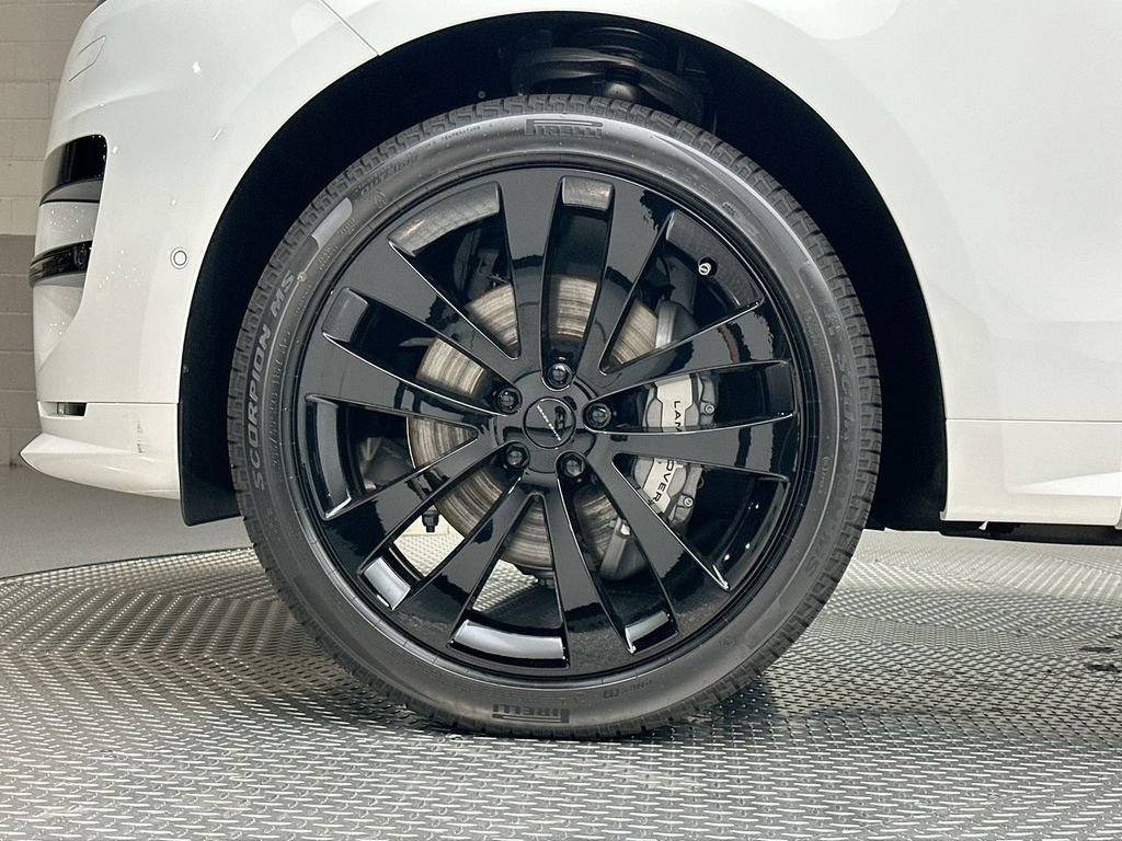 New 2026 Fuji White Land Rover Dynamic SE image 5