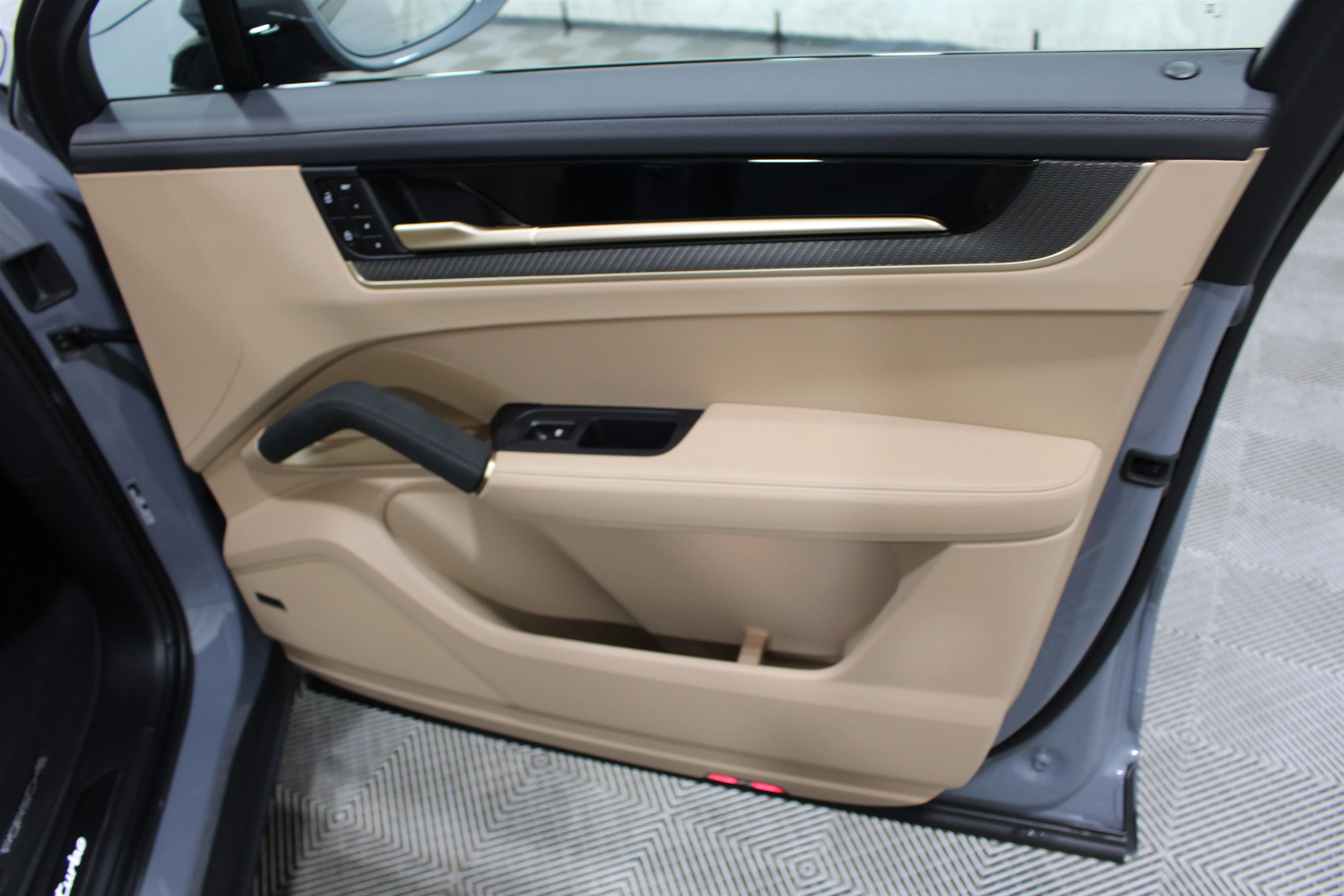 2025 Porsche Cayenne Coup Turbo E-Hybrid - Photo 31