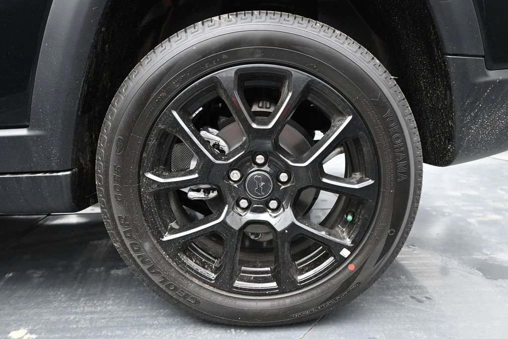 New 2026 Diamond Black Crystal Pearl-Coat Exterior Paint Jeep Latitude image 10