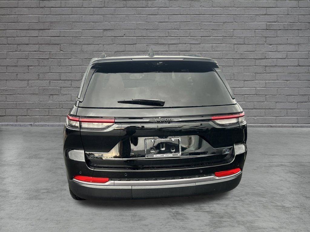 New 2026 Diamond Black Crystal Pearl-Coat Exterior Paint Jeep  image 7