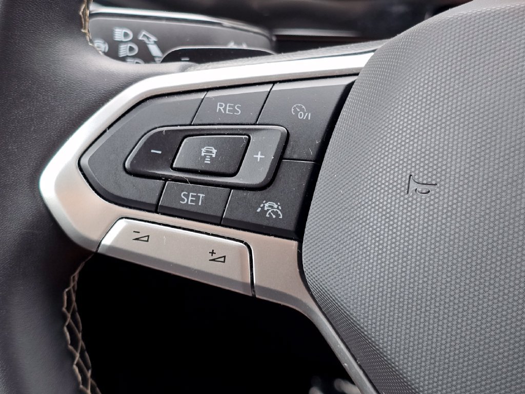 Used 2025  Volkswagen 2.0T SE w/Technology image 9