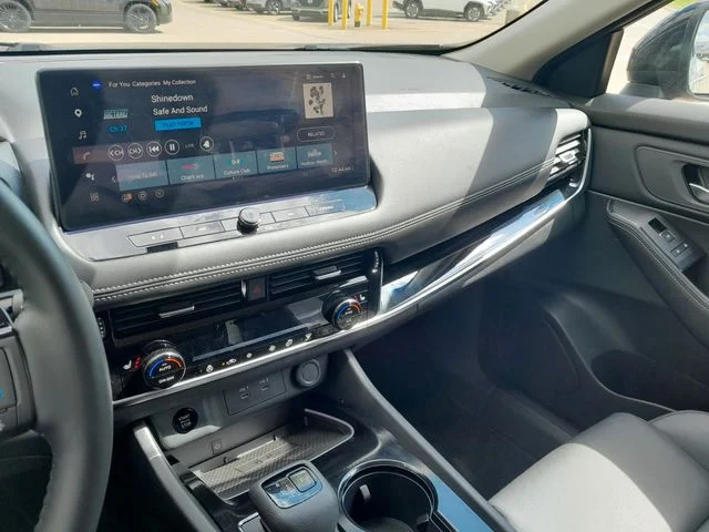 Used 2025 Gold Nissan SL image 18