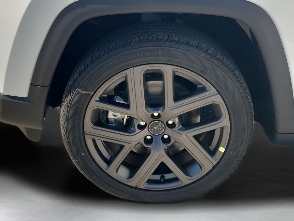 New 2026 Bright White Clear-Coat Exterior Paint Jeep Latitude image 17