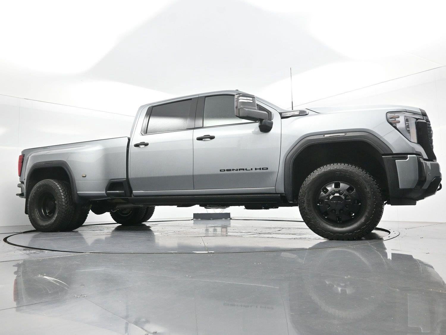 Used 2025 Sterling Metallic GMC Denali Ultimate DRW image 47