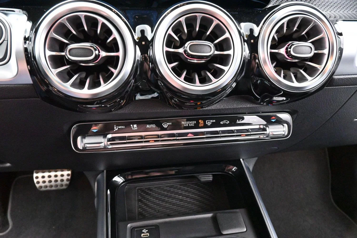 Used 2024 Black Mercedes-Benz GLB 250 image 23