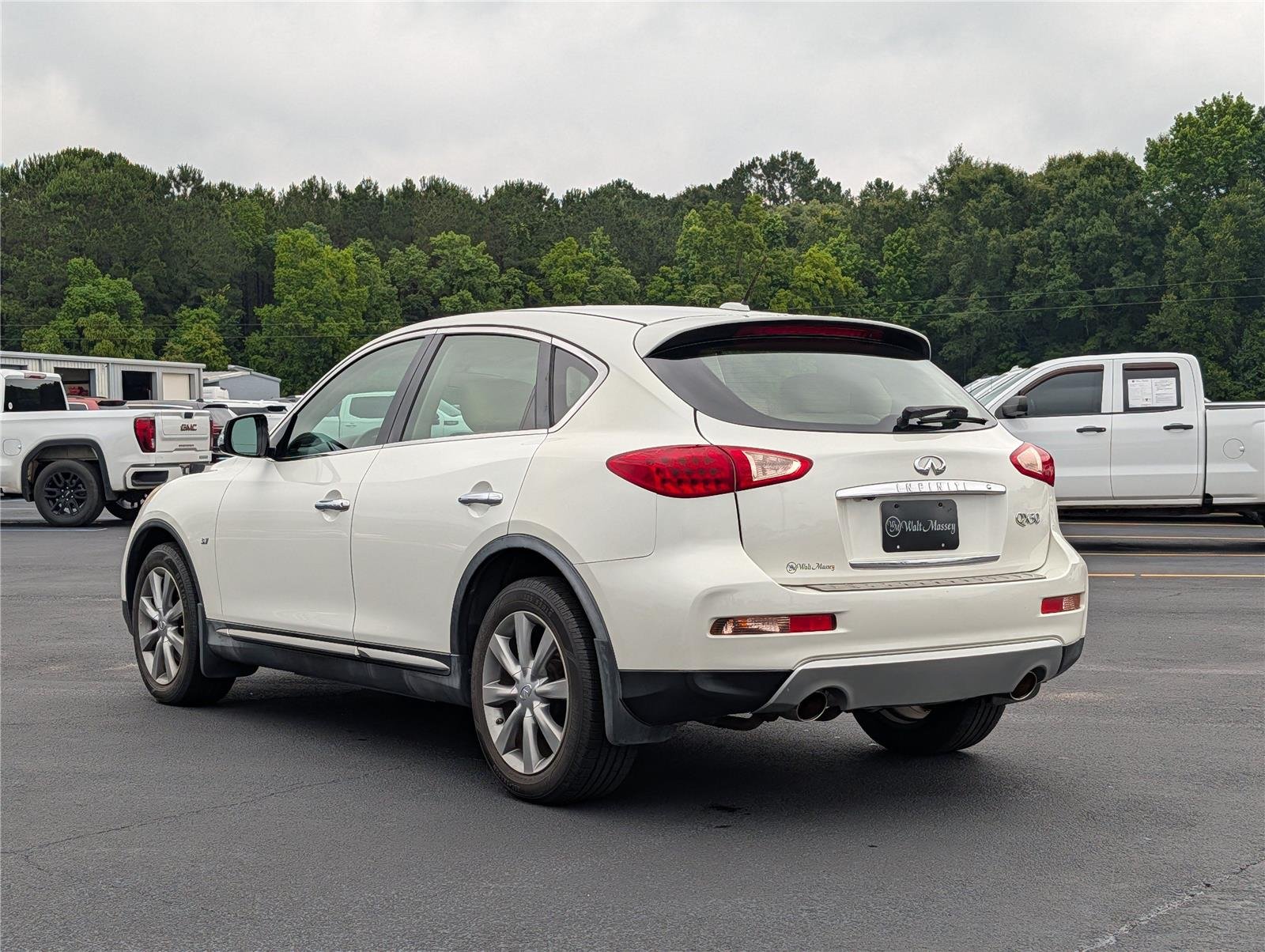 Used 2017 Majestic White INFINITI RWD image 3