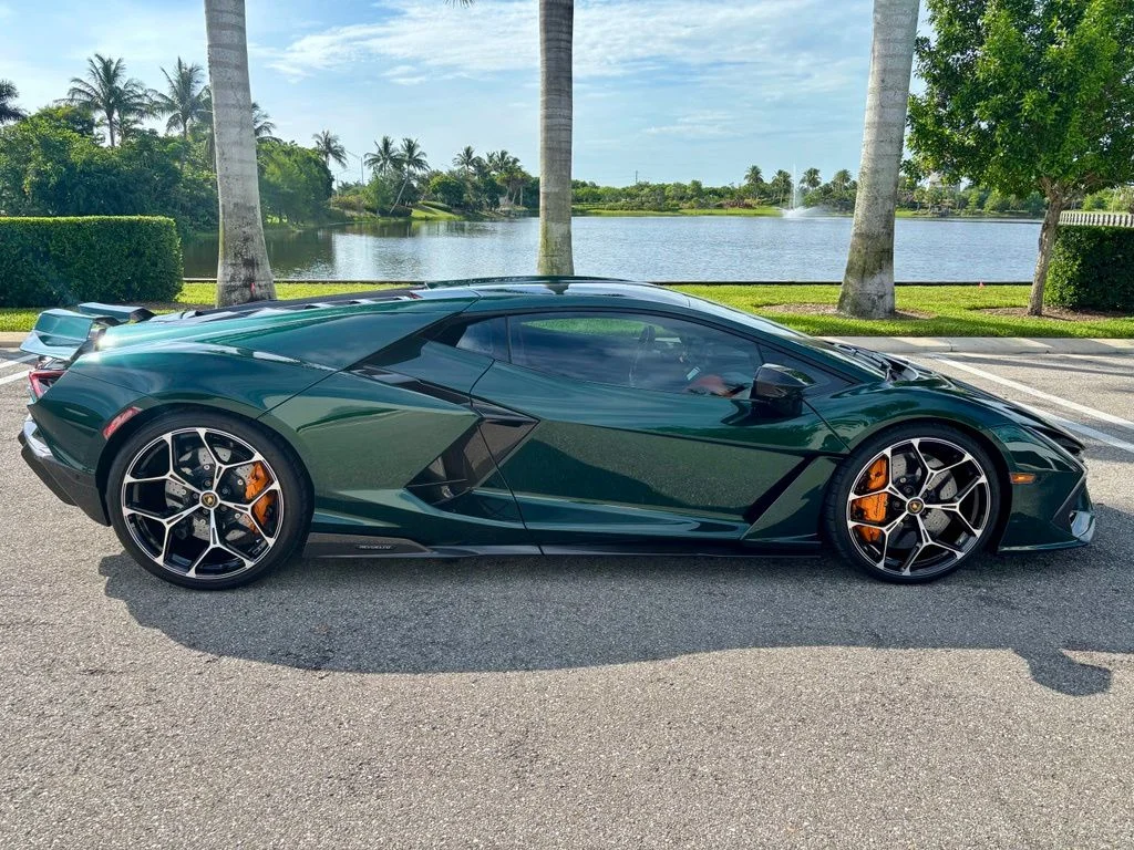 Used 2025 Verde Hydra Metallic Lamborghini  image 6