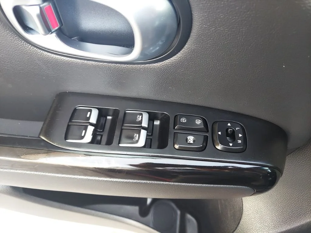 Used 2018 Black Kia Exclaim image 16
