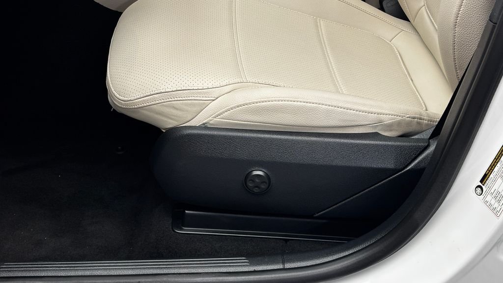 Used 2025 White Mercedes-Benz GLC 300 image 17