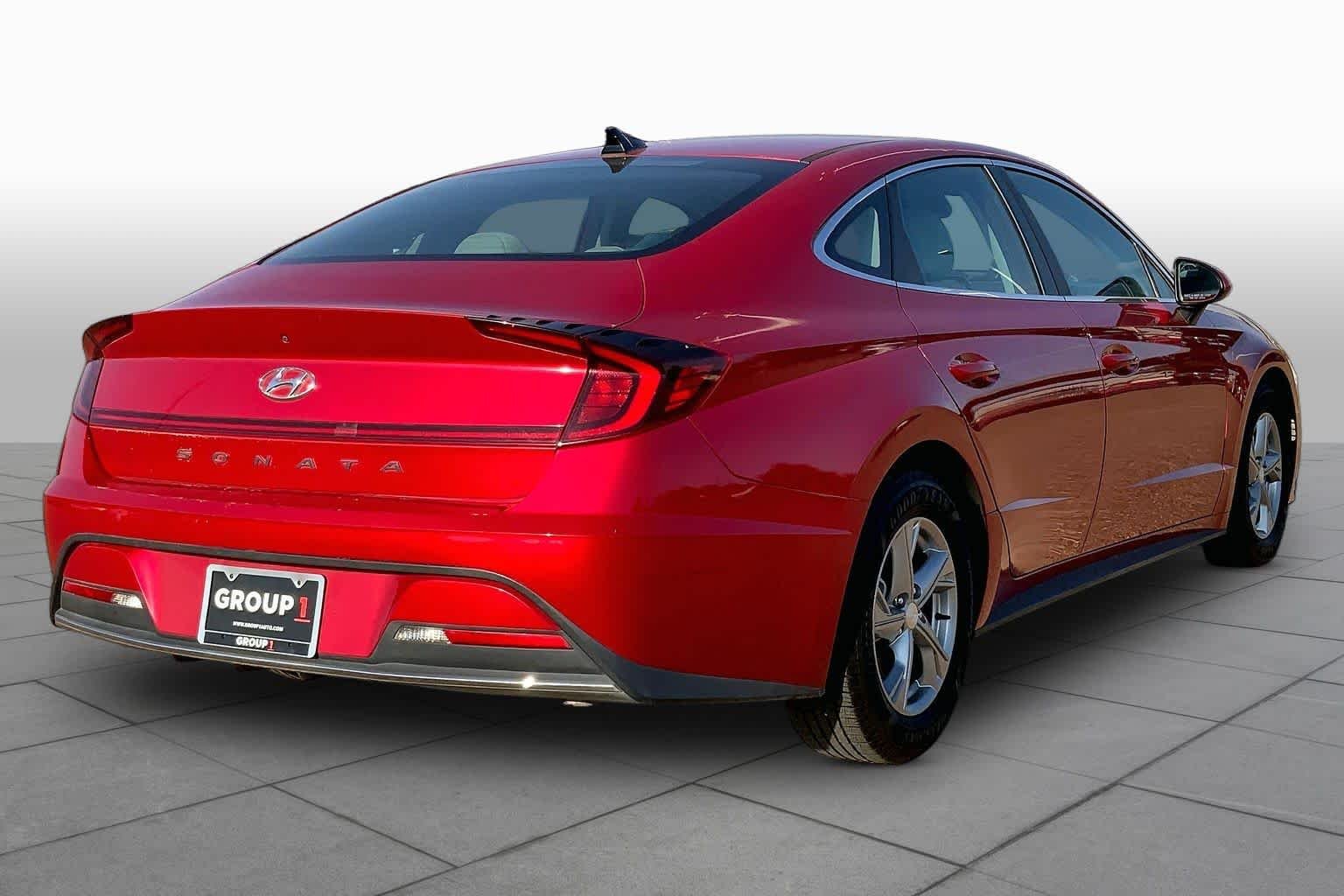 Used 2021 Calypso Red Hyundai SE image 11