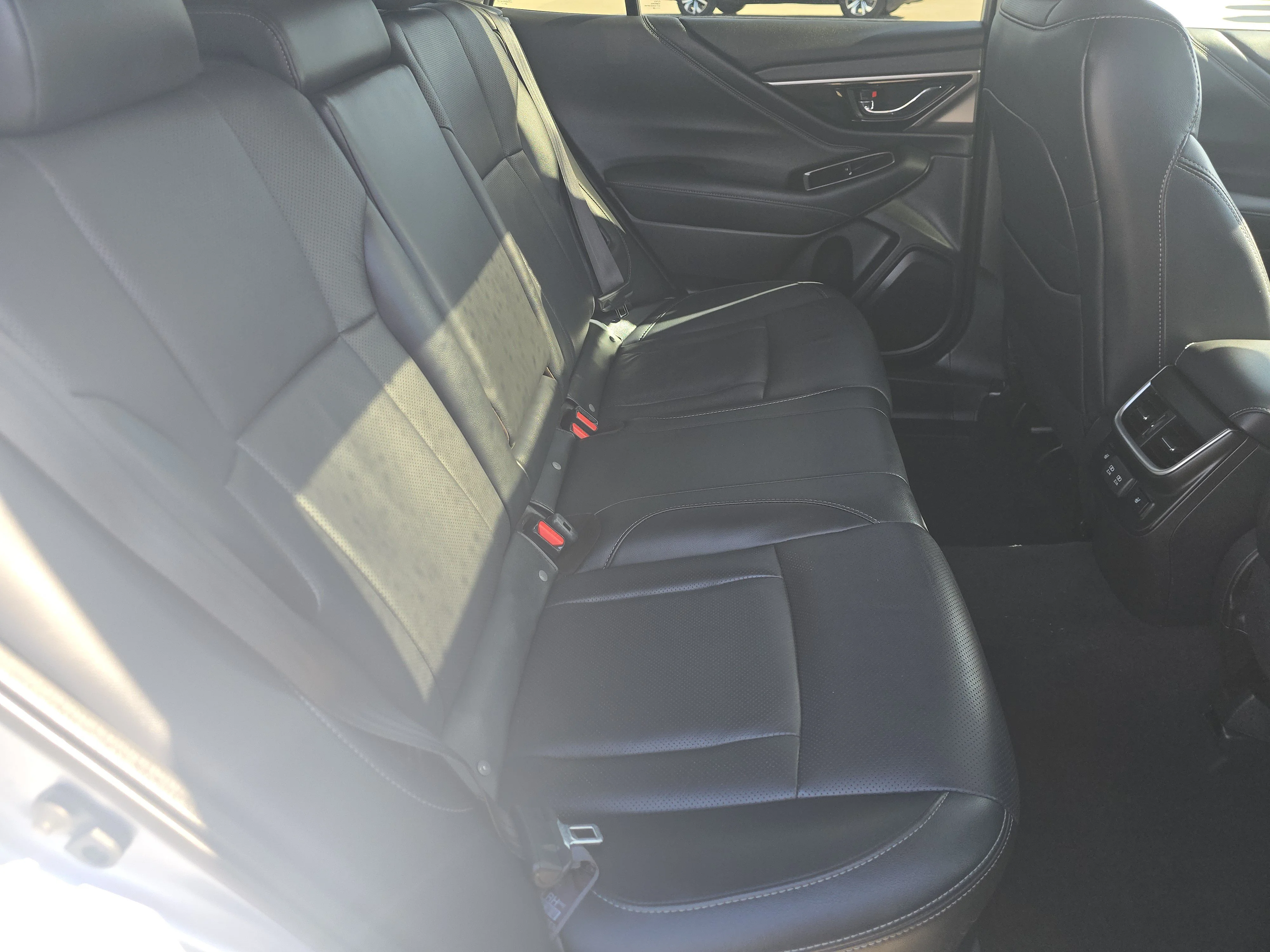 Used 2022 Ice Silver Metallic Subaru Limited image 19
