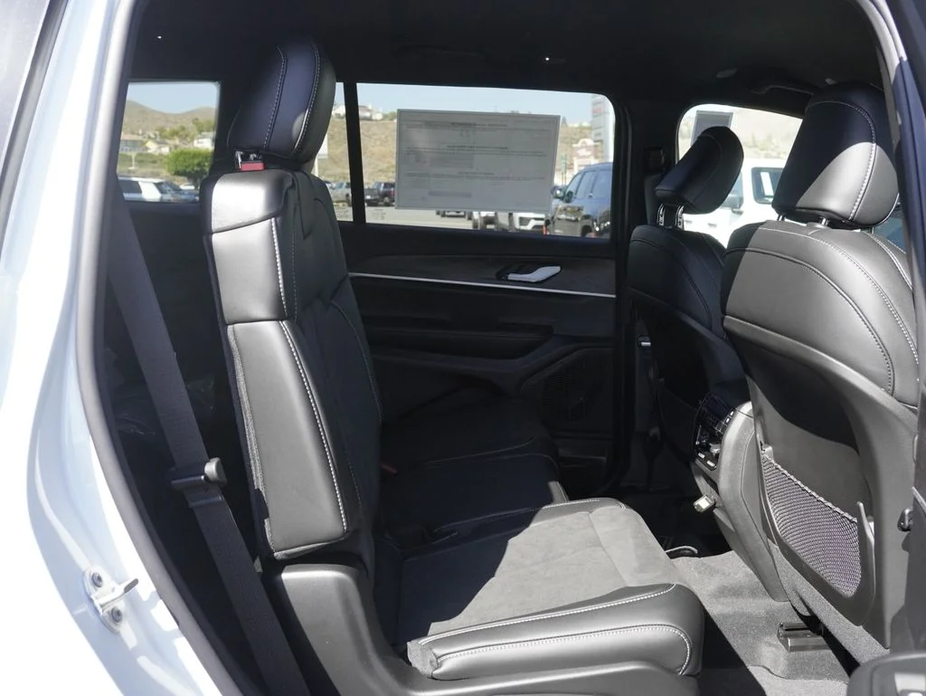 New 2026 Bright White Clear-Coat Exterior Paint Jeep Altitude image 24
