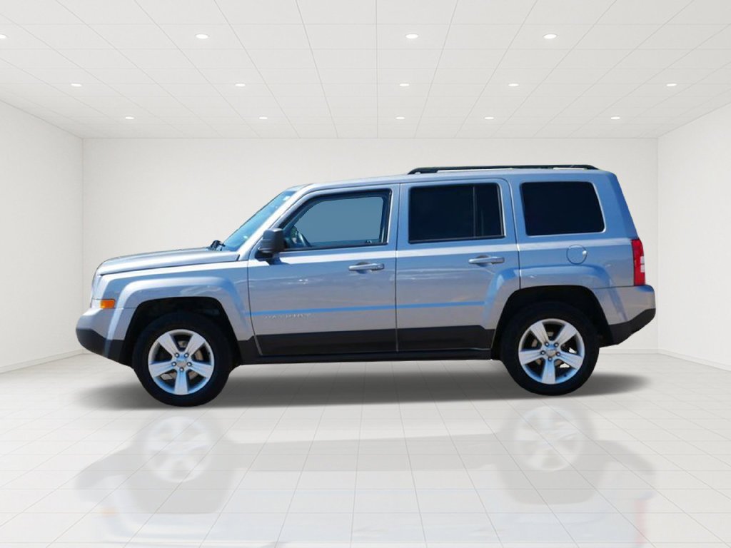 Used 2015 Silver Jeep Latitude image 5
