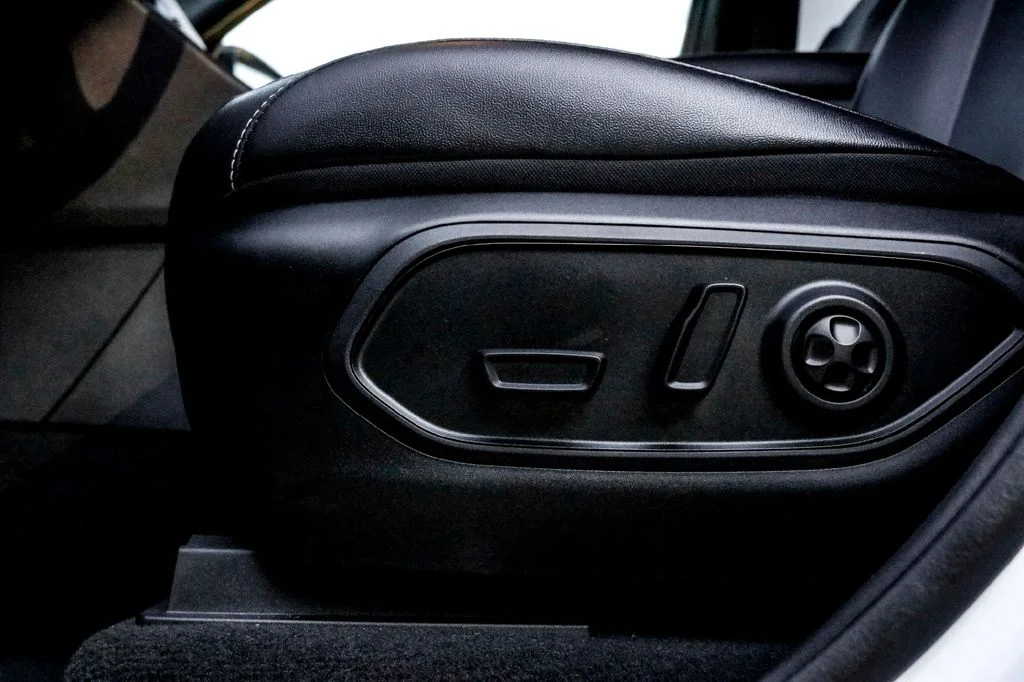 New 2025 White Jeep Limited image 8